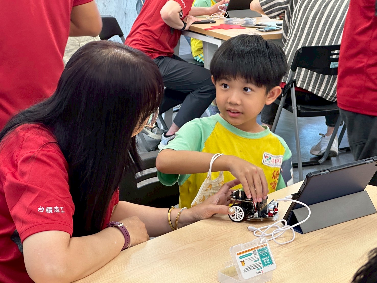 僑愛國小03 台積電 IT 志工引導學童操作 Microbit，孩子們專注投入學習程式邏輯 0 0