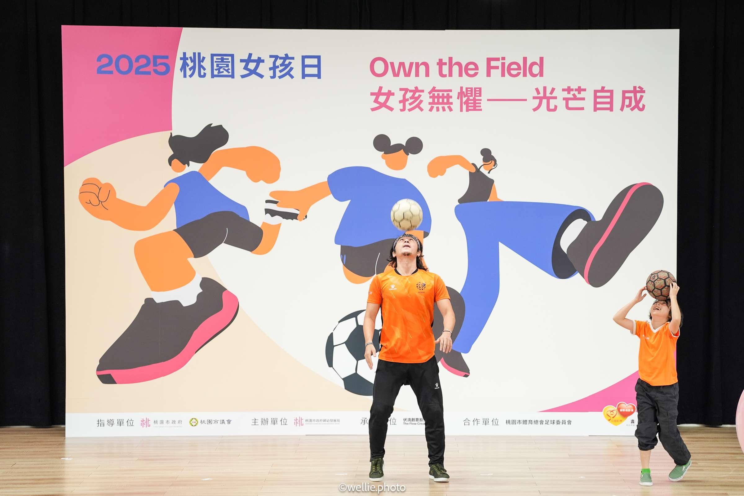 唐心磊及女兒唐芝研精采的親子足球表演