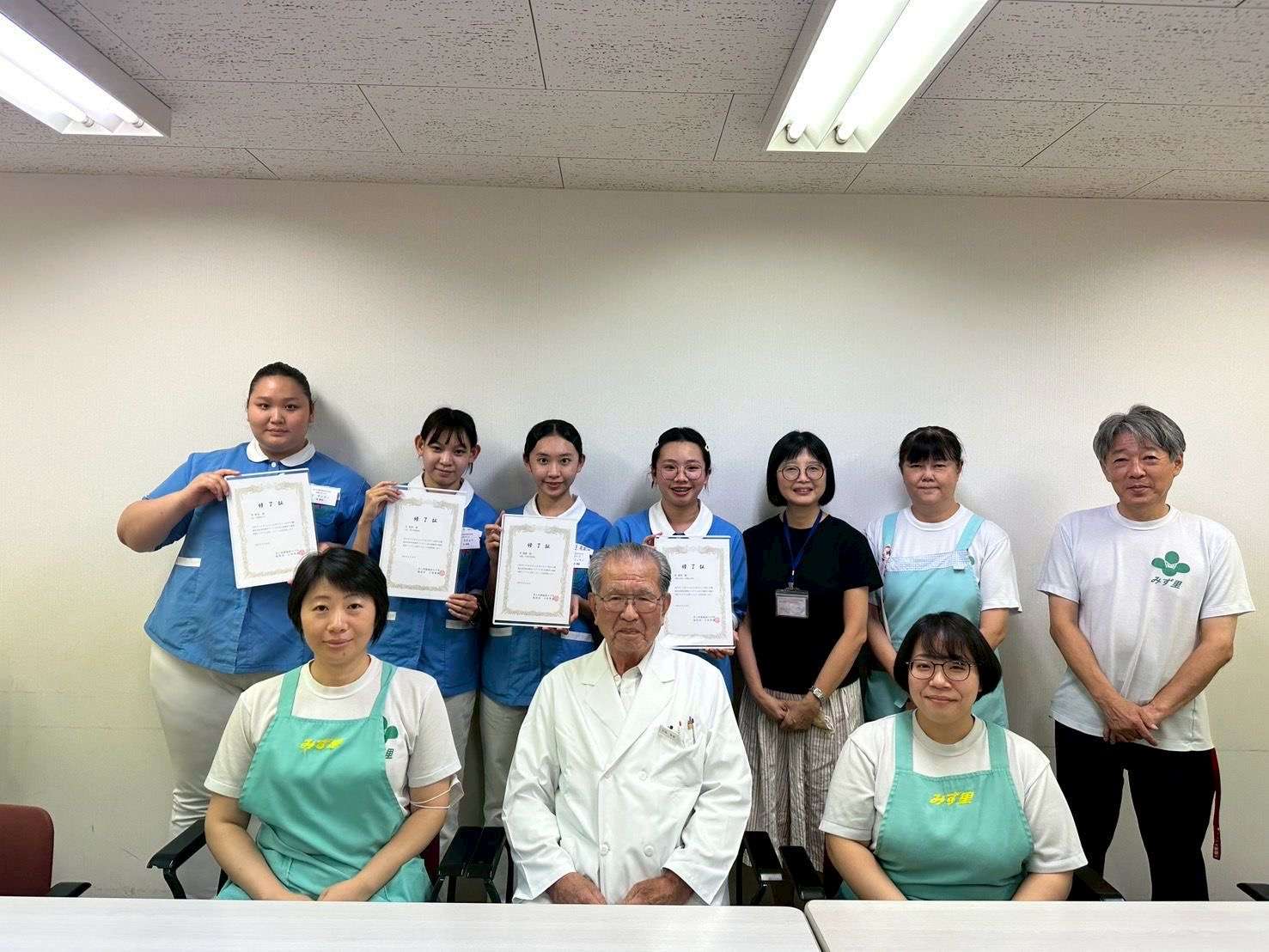 圖說三：實習單位頒發結業證書，肯定學生努力與成長。圖：新生醫專提供 0