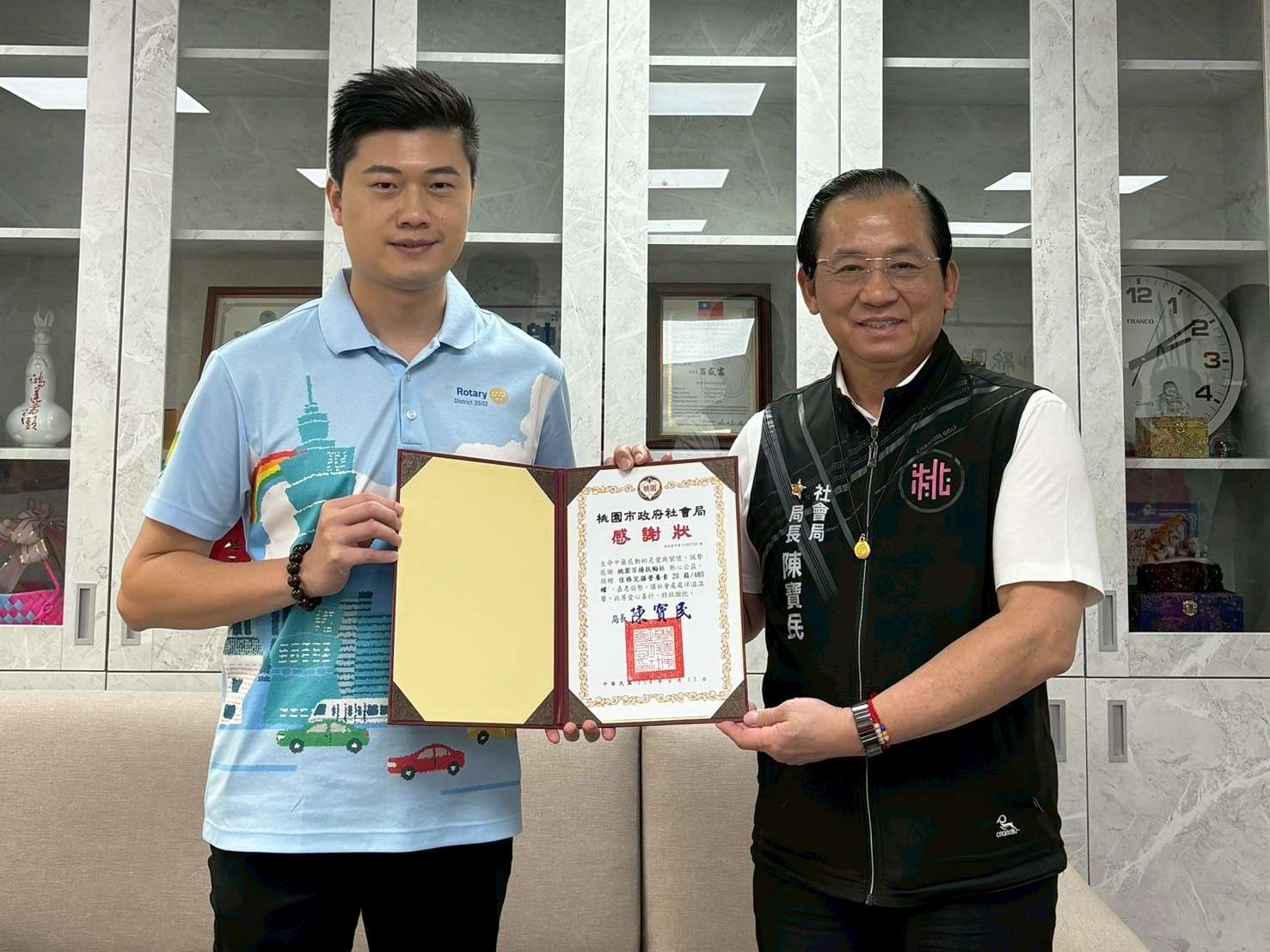 社會局局長回贈感謝狀給桃園百揚扶輪社，感謝其愛心與支持