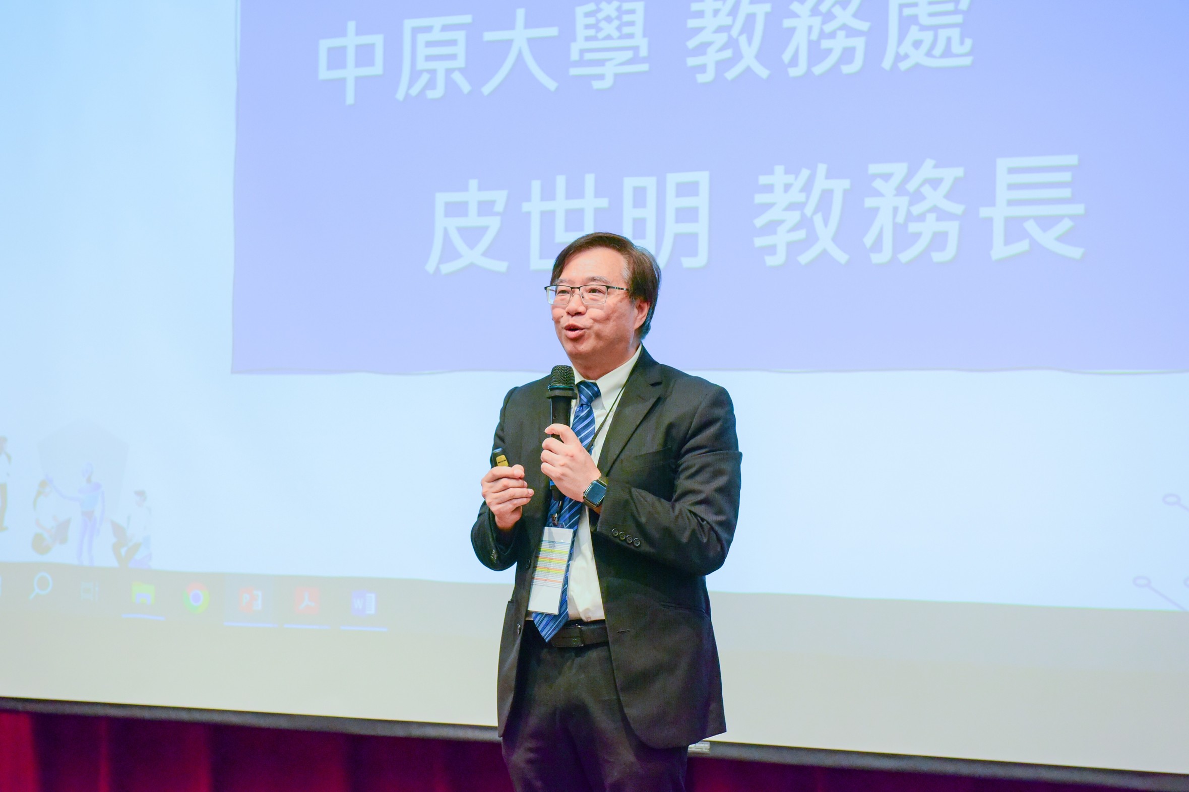 中原大學AI融入教學成果豐碩 培育全方位人才 03 中原大學教務長皮世明肯定師生投入,展現中原積極引領教育與科技融合的決心。 0