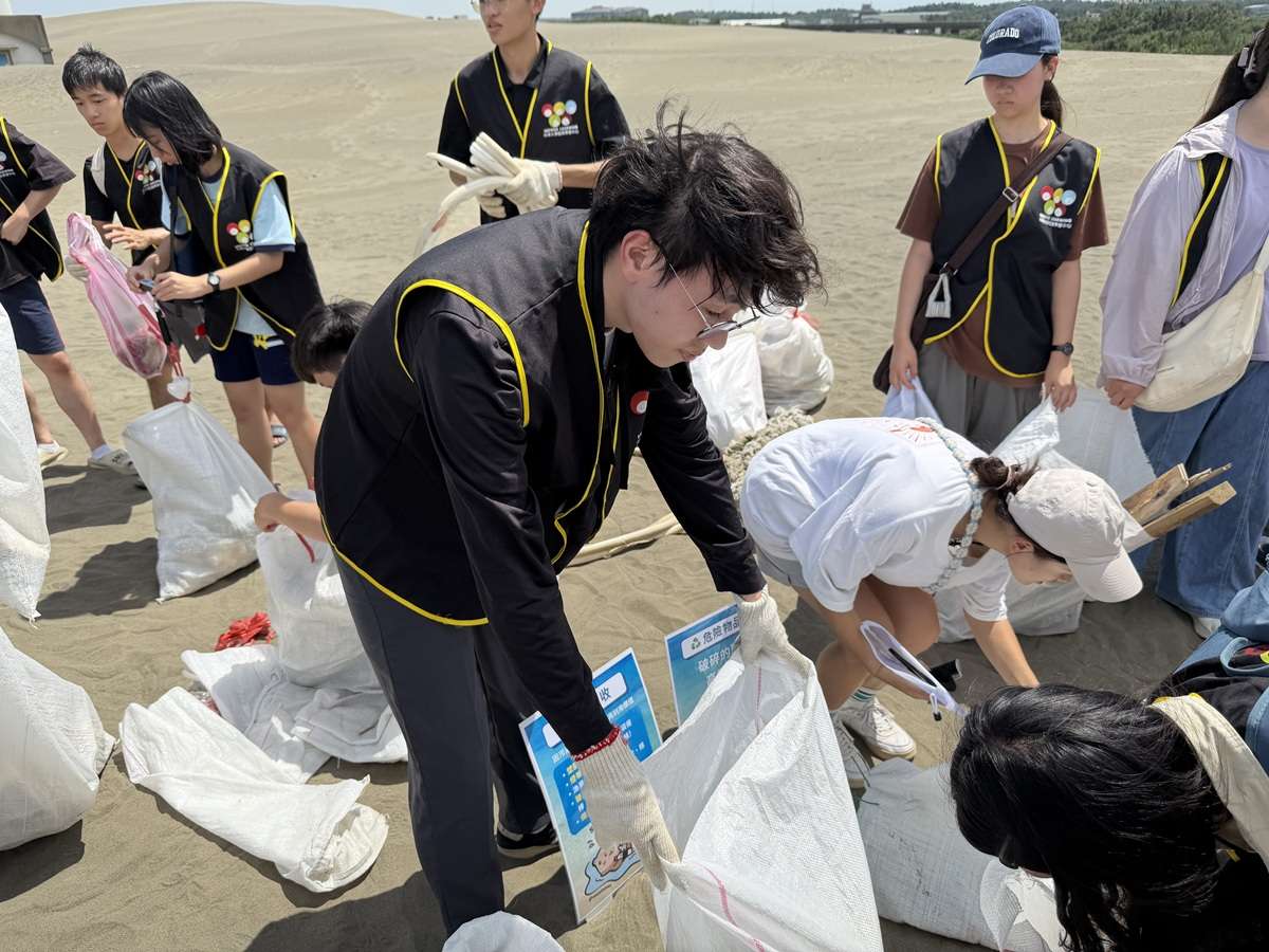 中原大學桃連青年志工中心舉辦淨灘活動 這1類海廢數量最多 03 志工們清理出 145 公斤海洋廢棄物,展現青年守護環境的決心。 0