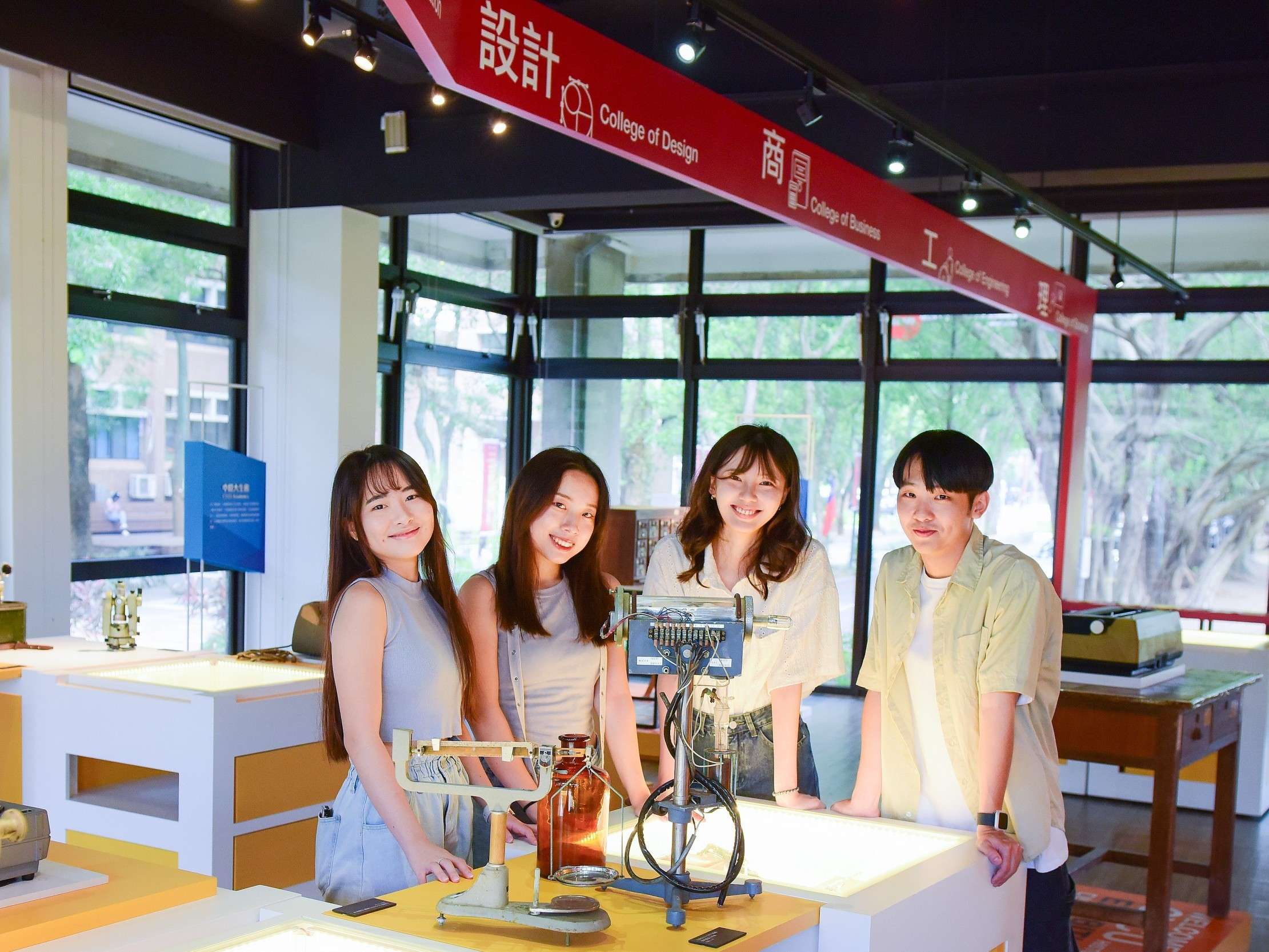 05 中原大學獲《遠見雜誌》評比為「企業最愛大學生」私校第一，學子展現專業與活力。 0