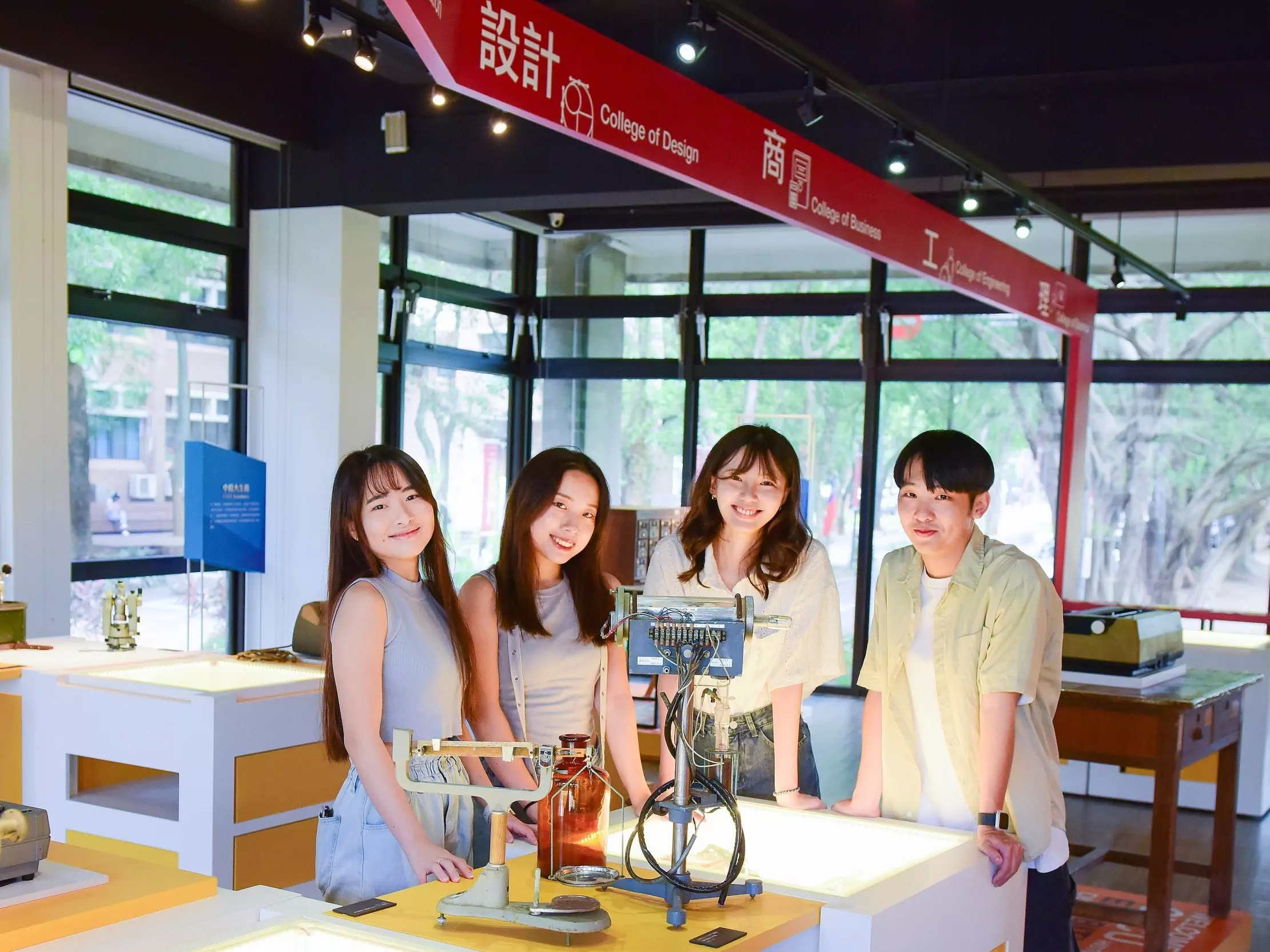 05 中原大學獲《遠見雜誌》評比為「企業最愛大學生」私校第一，學子展現專業與活力。 0