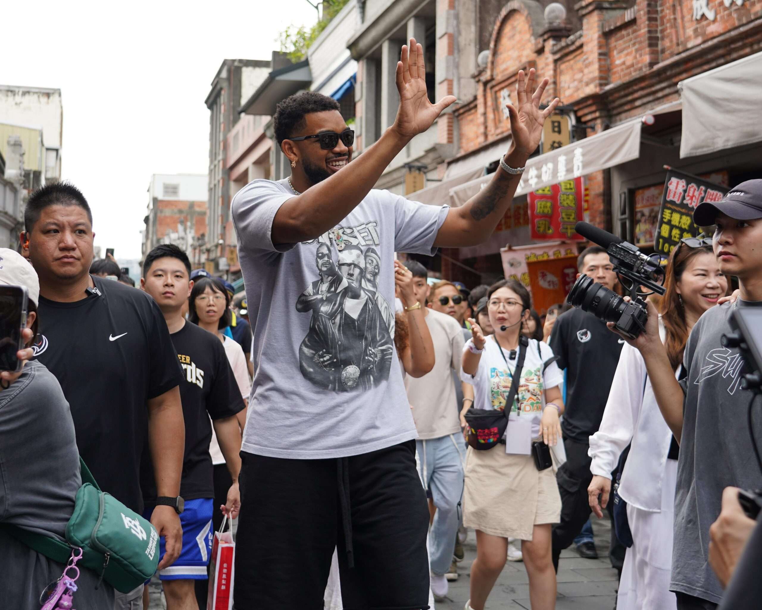 NBA巨星唐斯逛桃園大溪老街最愛這一味 首次體驗擲筊就得到聖杯 0831 KAT 2 scaled