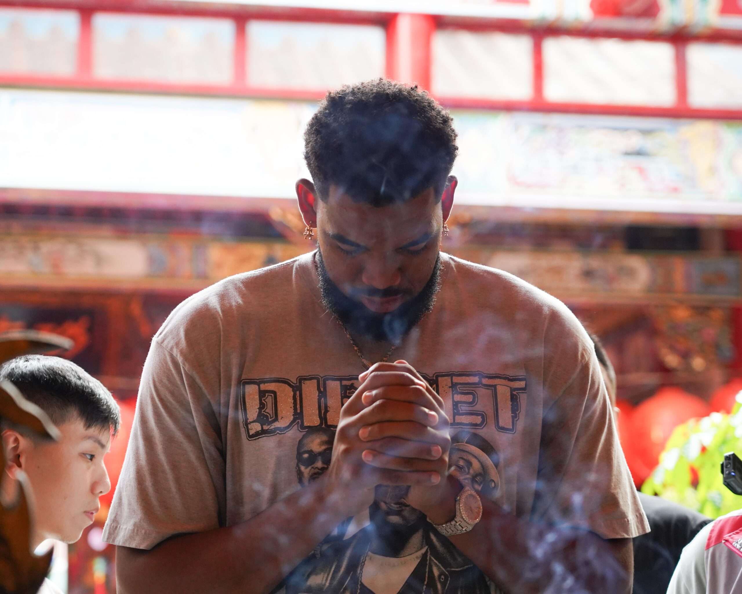 NBA巨星唐斯逛桃園大溪老街最愛這一味 首次體驗擲筊就得到聖杯 0831 KAT 27 scaled