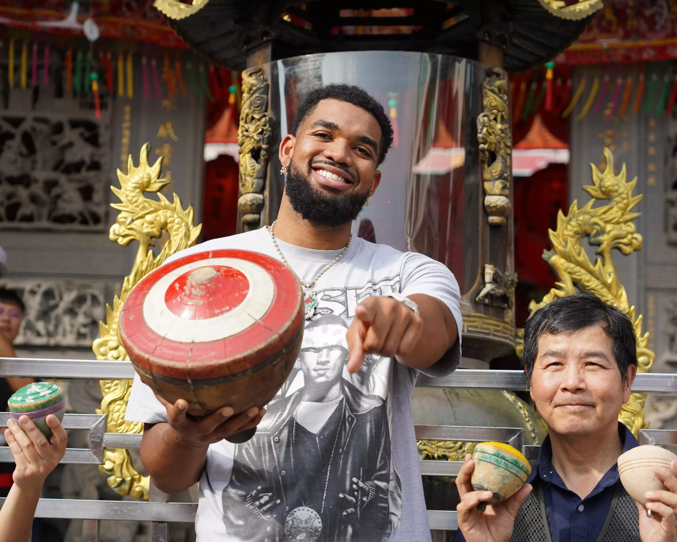 NBA巨星唐斯逛桃園大溪老街最愛這一味 首次體驗擲筊就得到聖杯 0831 KAT 42 scaled