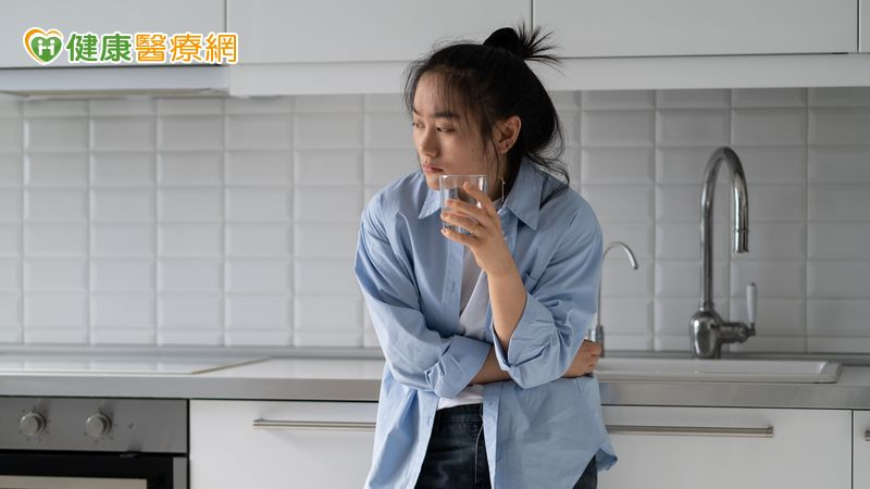頭痛、焦慮可能是因「水喝不夠」!醫:缺水牽動全身 這些器官都受影響