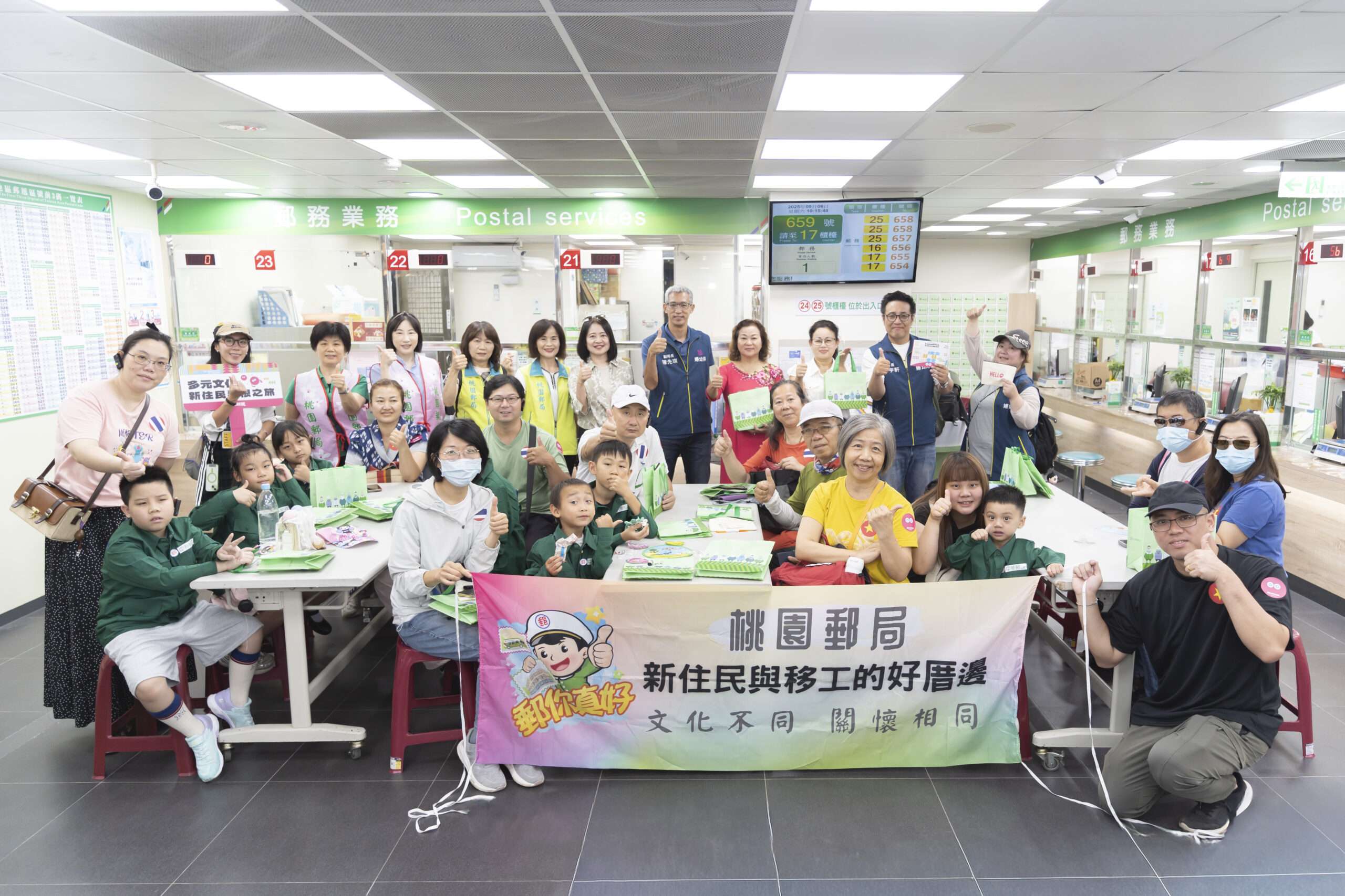 桃園婦幼局輔導新住民特色店家落地生根 展現多元文化魅力 10.尋根之旅中壢郵局大合影 0 0 scaled