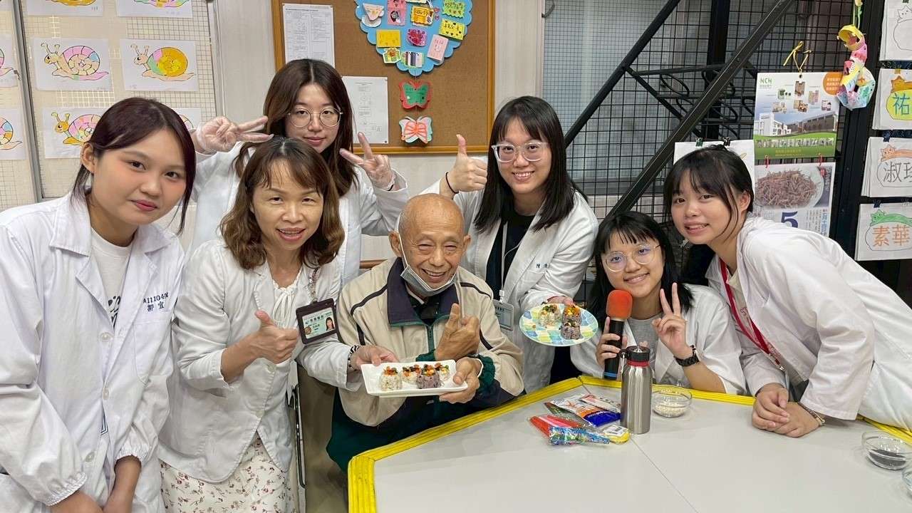 部桃舉辦全榖小學堂 長者DIY飯糰體驗健康飲食 123 5