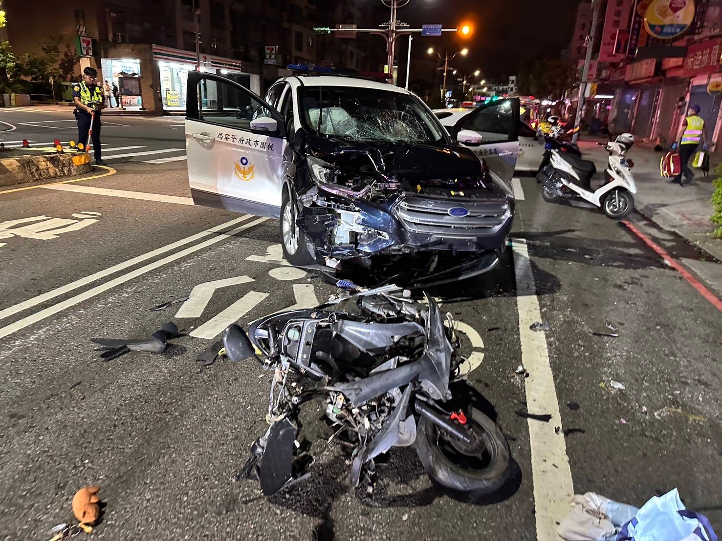 【有片】疑毒駕見警心虛逃逸!男玩命逆向、闖紅燈 猛撞巡邏車落網 13213546654 1