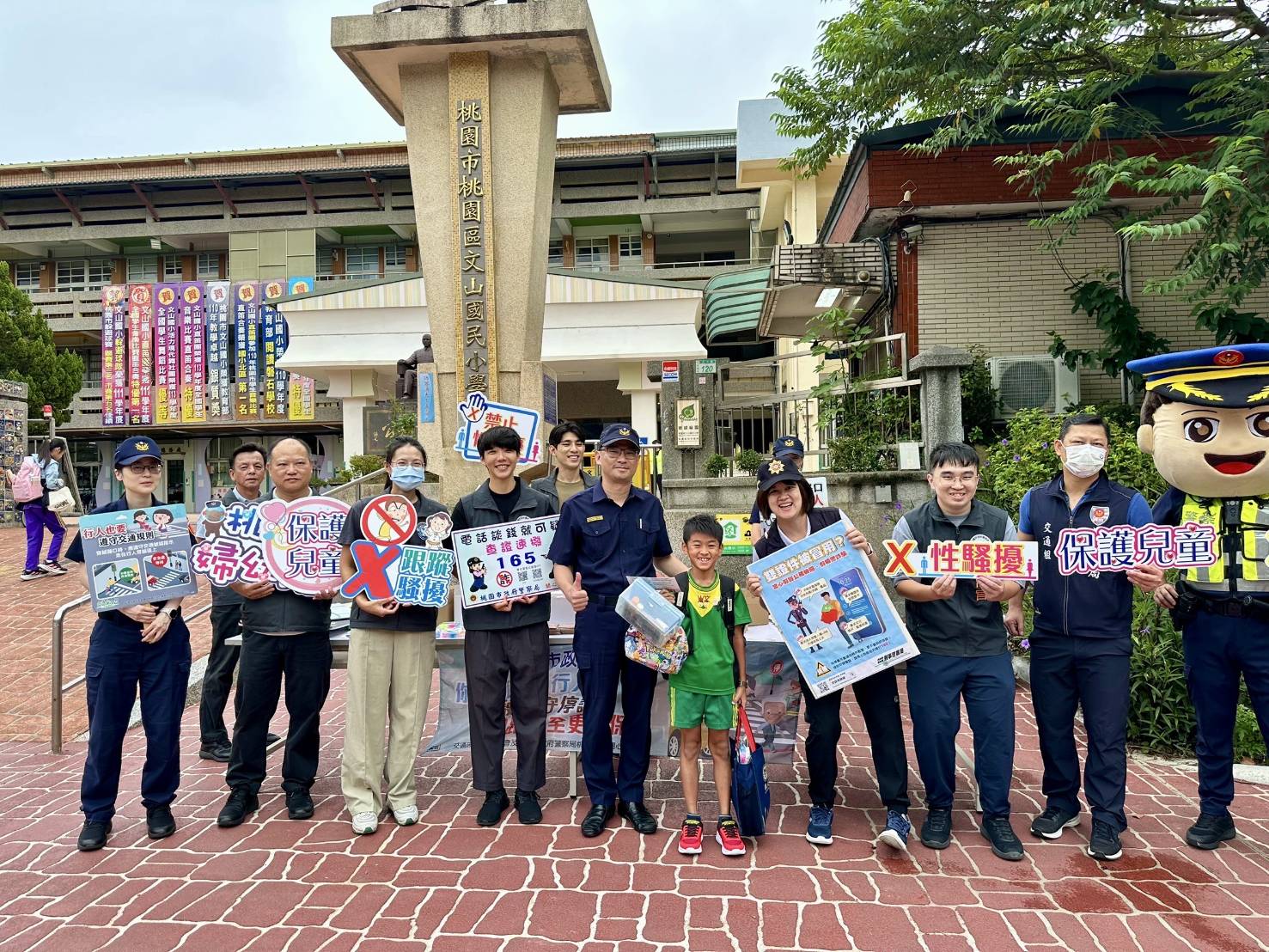 暑假結束!桃園警維護通學安全「設攤」強化學子用路觀念 1538890 0