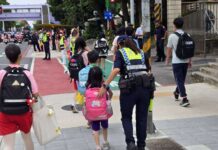 暑假結束!桃園警維護通學安全「設攤」強化學子用路觀念