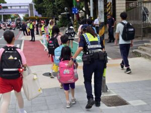 暑假結束！桃園警維護通學安全「設攤」強化學子用路觀念