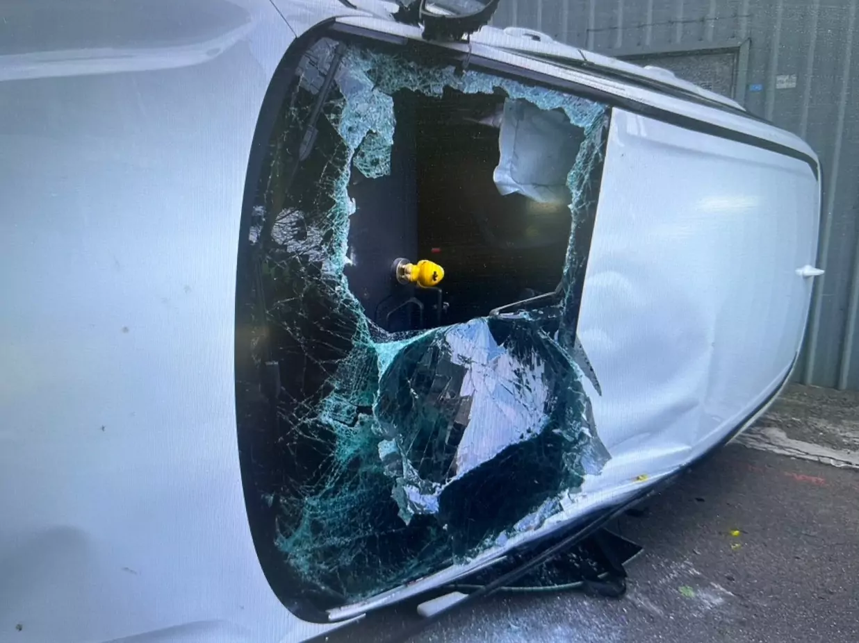 中壢小客車自撞矮牆側翻!擋風玻璃全毀 一家四口慘受傷 中壢小客車自撞矮牆側翻!擋風玻璃全毀 一家四口慘受傷
