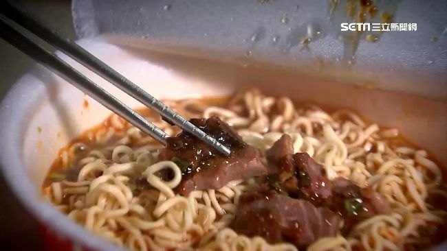 酒香炸醬風味乾麵獲好評 網友：酒香撕開包裝就直衝腦門