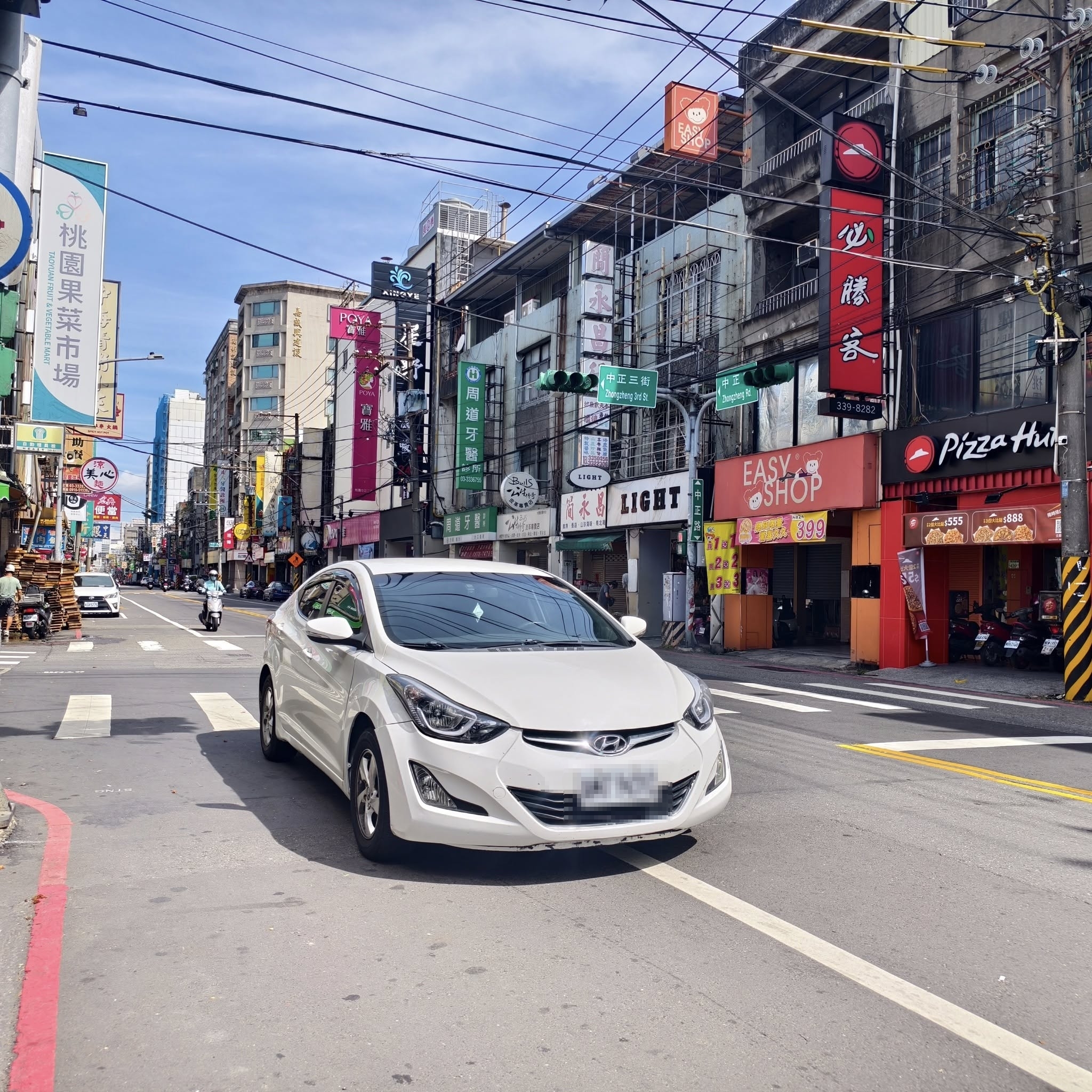 桃園中正路白車違停「擺爛」半天 網友酸:等出事才要處理? 1757476329748 1