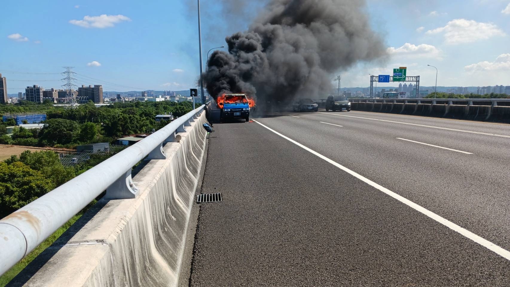 國1南向桃園段火燒車 駕駛及乘客驚險逃生 1757734933149