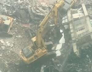 中壢拆除工程出包!挖土機下滑失衡險翻 勞檢處開罰了