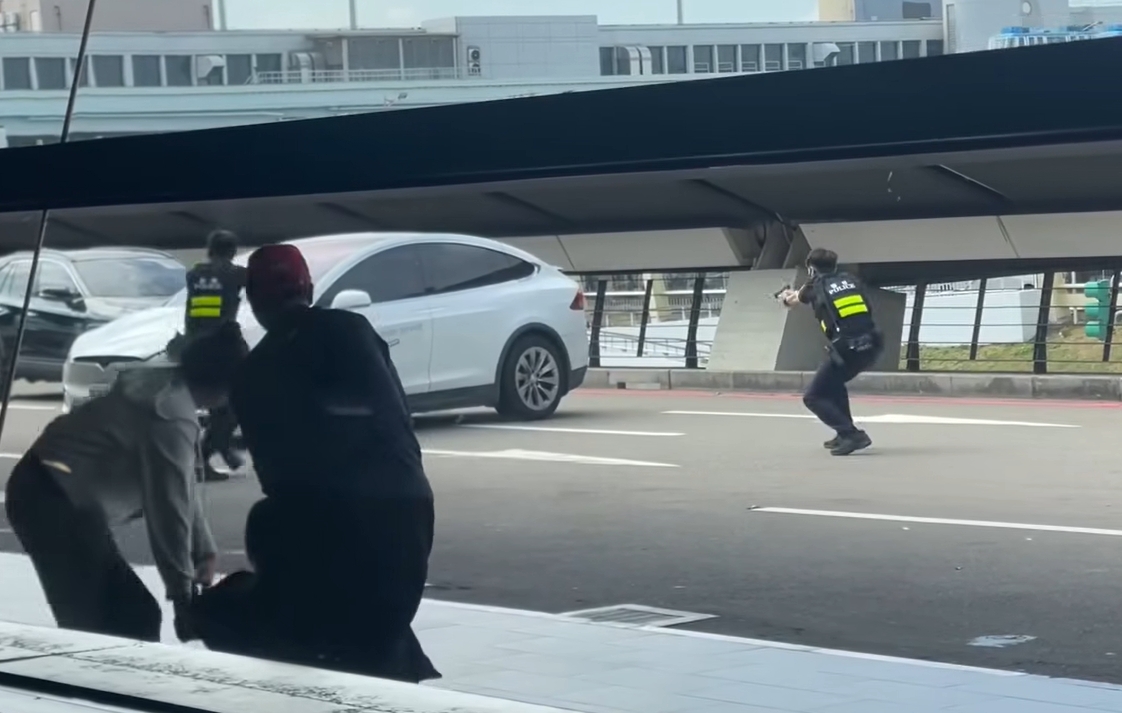 【有片】桃園機場違規計程車拒檢衝撞 警開8槍制止 1758338844325