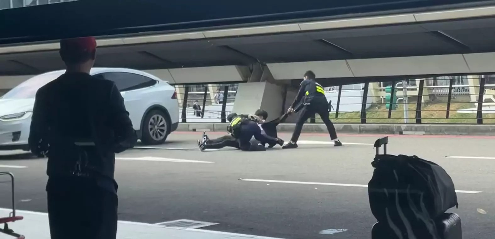 桃機白牌車拒檢衝撞航警 交通局揭裁罰標準 桃機白牌車拒檢衝撞航警 交通局揭裁罰標準