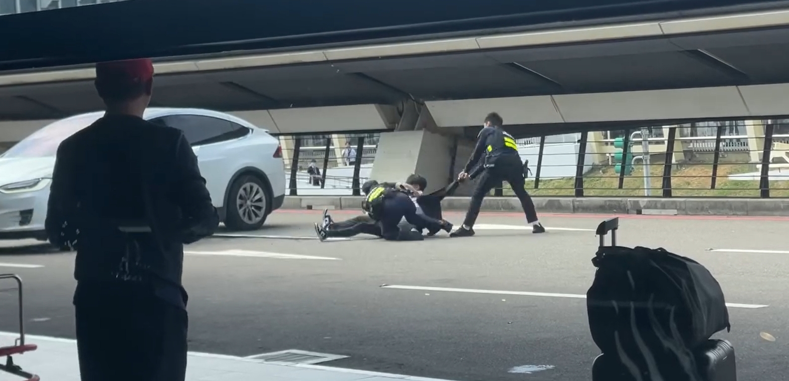 【有片】桃園機場違規計程車拒檢衝撞 警開8槍制止 1758338965018