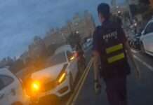 男路口猛撞2車還上演全武行 車內搜出這2物尷尬了