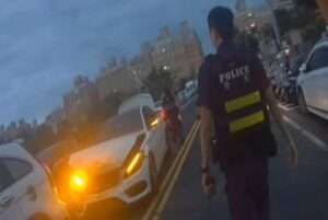 男路口猛撞2車還上演全武行 車內搜出這2物尷尬了