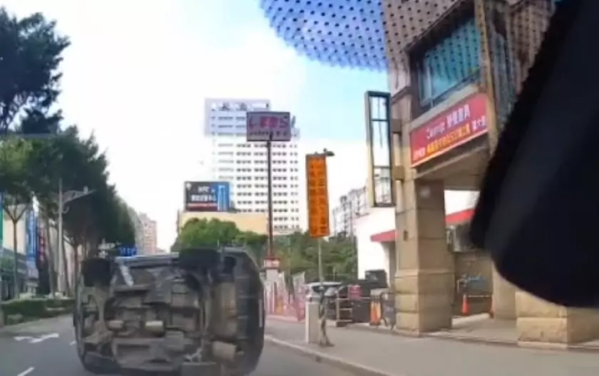 【有片】桃園通緝犯高速逃逸慘翻車 急喊:快救我老婆 【有片】桃園通緝犯高速逃逸慘翻車 急喊:快救我老婆