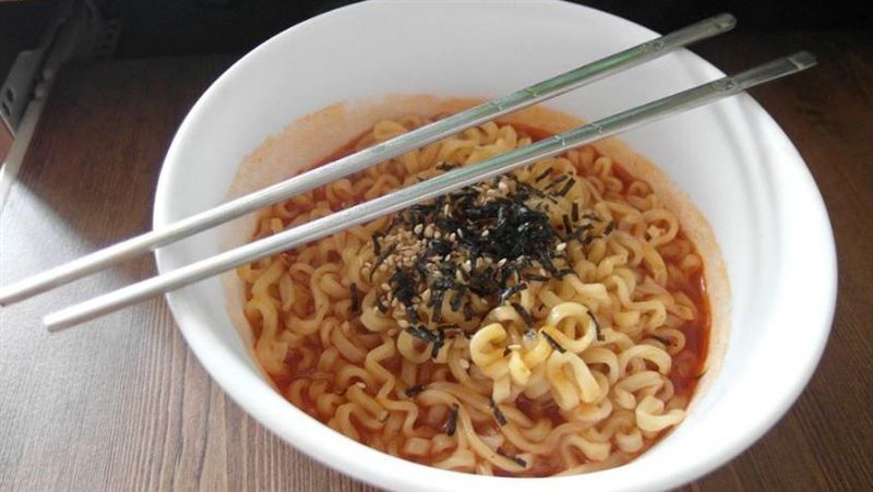 小心別踩雷 10種吃泡麵方式超傷腎