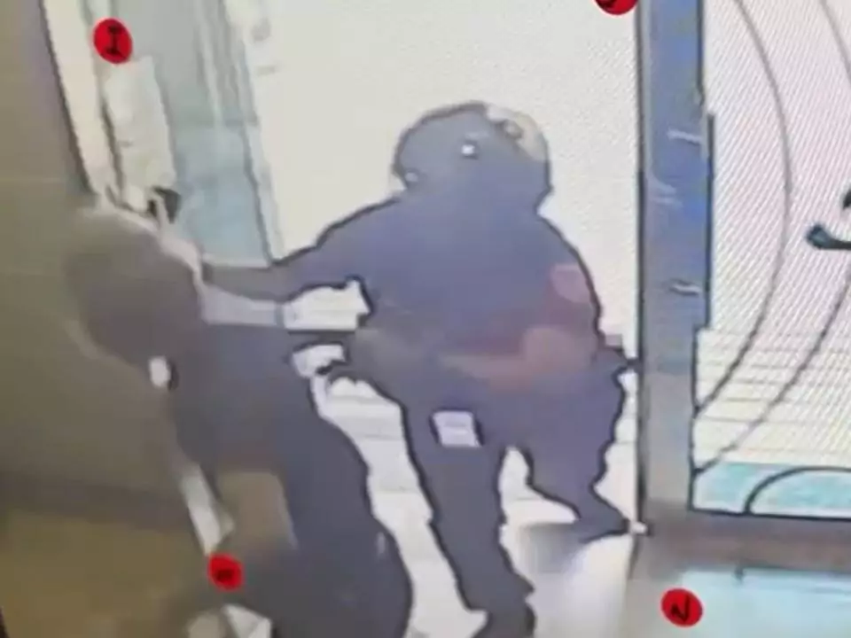 【有片】通緝犯行蹤曝光拒捕躲家中 桃園警飛踹破門逮人 【有片】通緝犯行蹤曝光拒捕躲家中 桃園警飛踹破門逮人