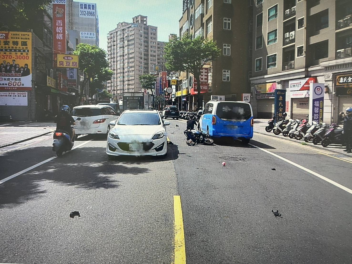 桃園龍安街驚險車禍 騎士被追撞波及對向車倒地掛彩 2292156 0