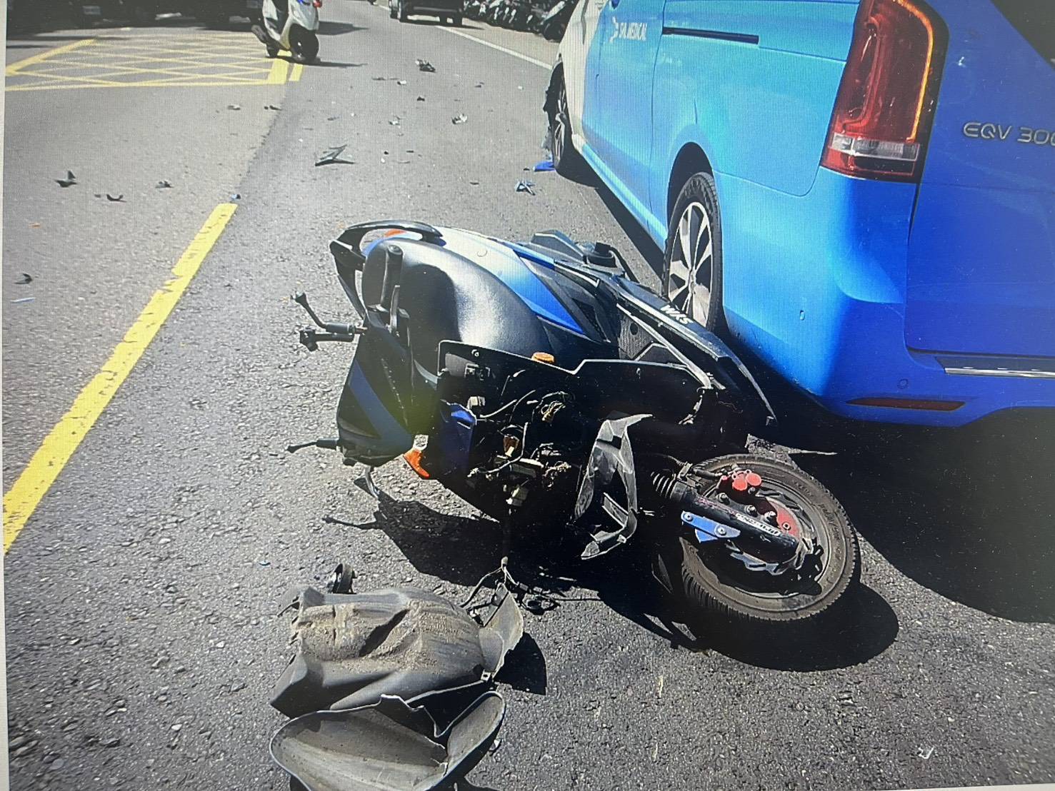 桃園龍安街驚險車禍 騎士被追撞波及對向車倒地掛彩 2292158 0