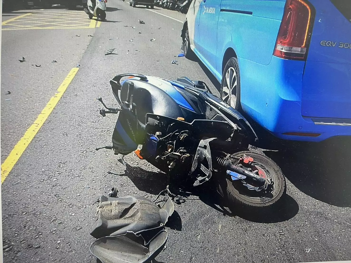 桃園龍安街驚險車禍 騎士被追撞波及對向車倒地掛彩 2292158 0