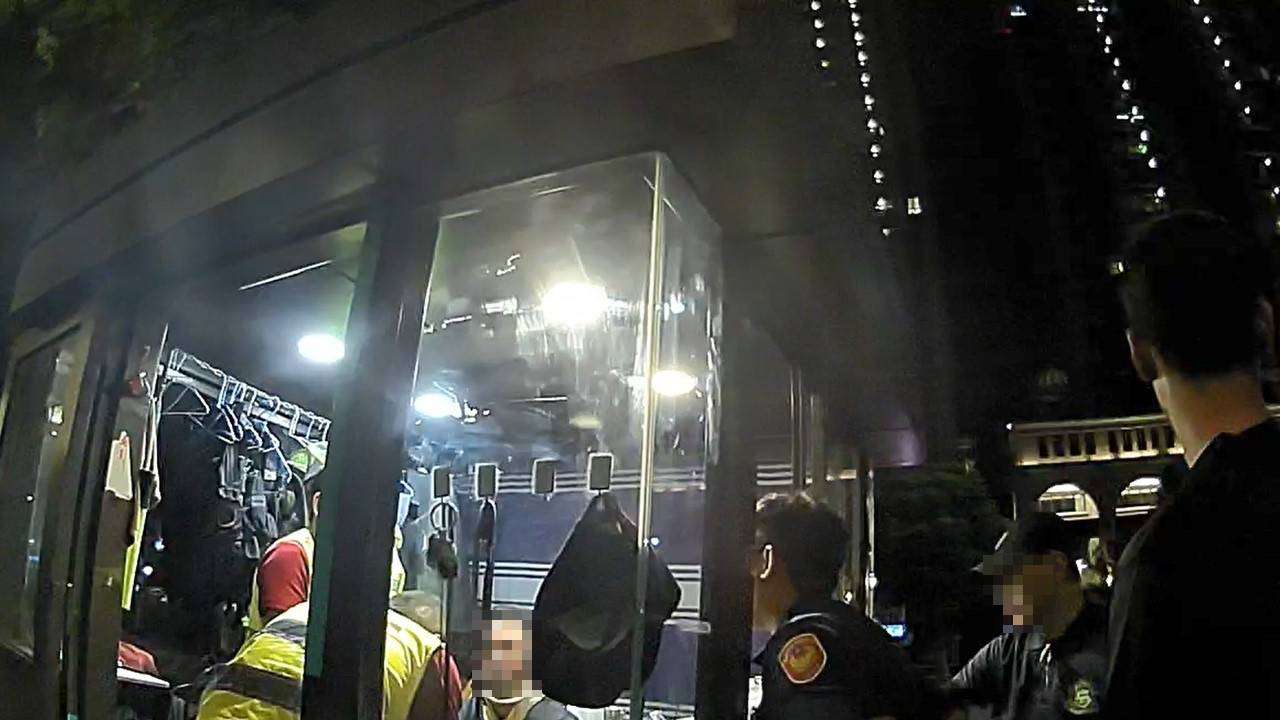 桃園醉男社區鬧事 踹門毆保全遭壓制逮捕 2297624 0