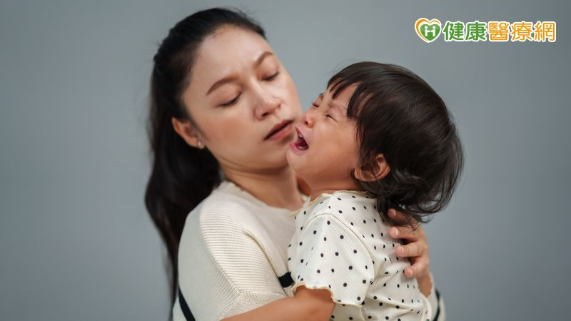 小孩生氣動手別再只說「怎麼可以打人」 心理師授5招接住孩子情緒!