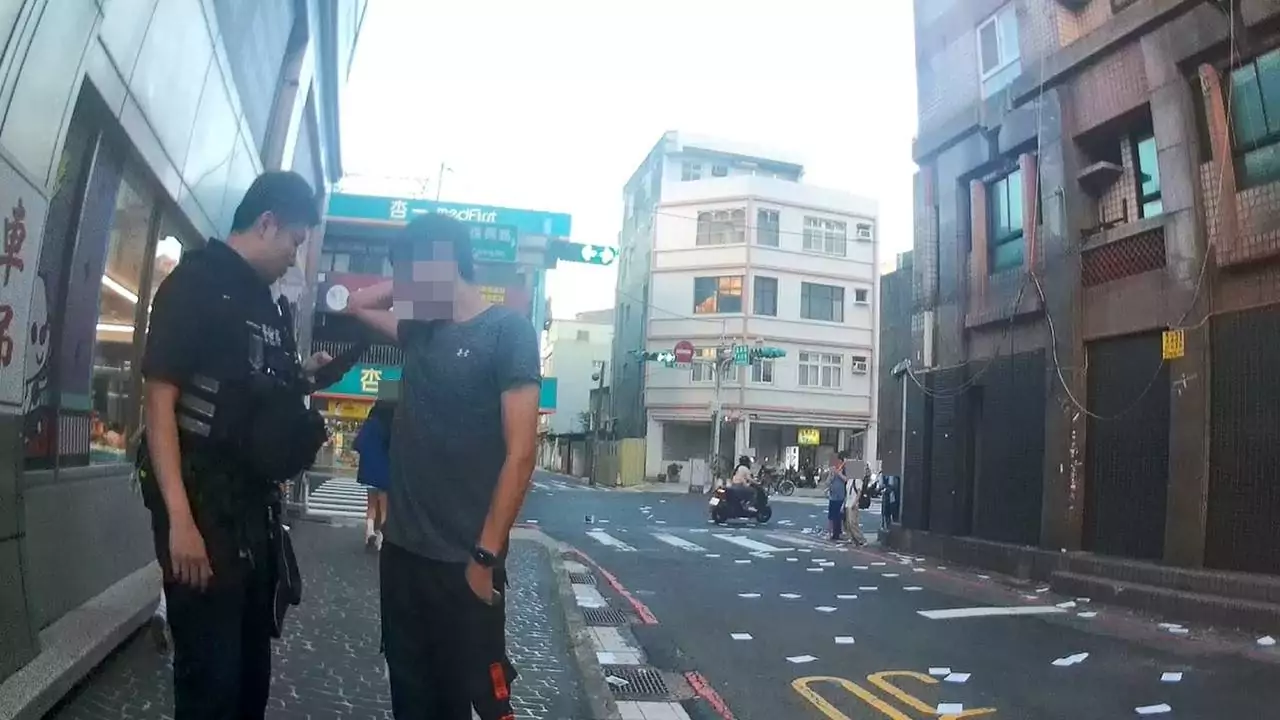 桃園黑衣男校門口狂撒傳單討債嚇壞師生 1原因恐被開罰 桃園黑衣男校門口狂撒傳單討債嚇壞師生 1原因恐被開罰