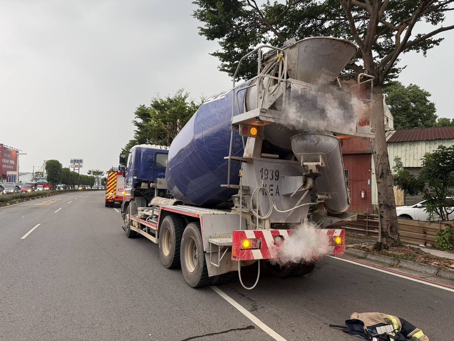 【有片】桃園死亡車禍!大貨車右轉撞上腳踏車 騎士傷重不治 2303668 0