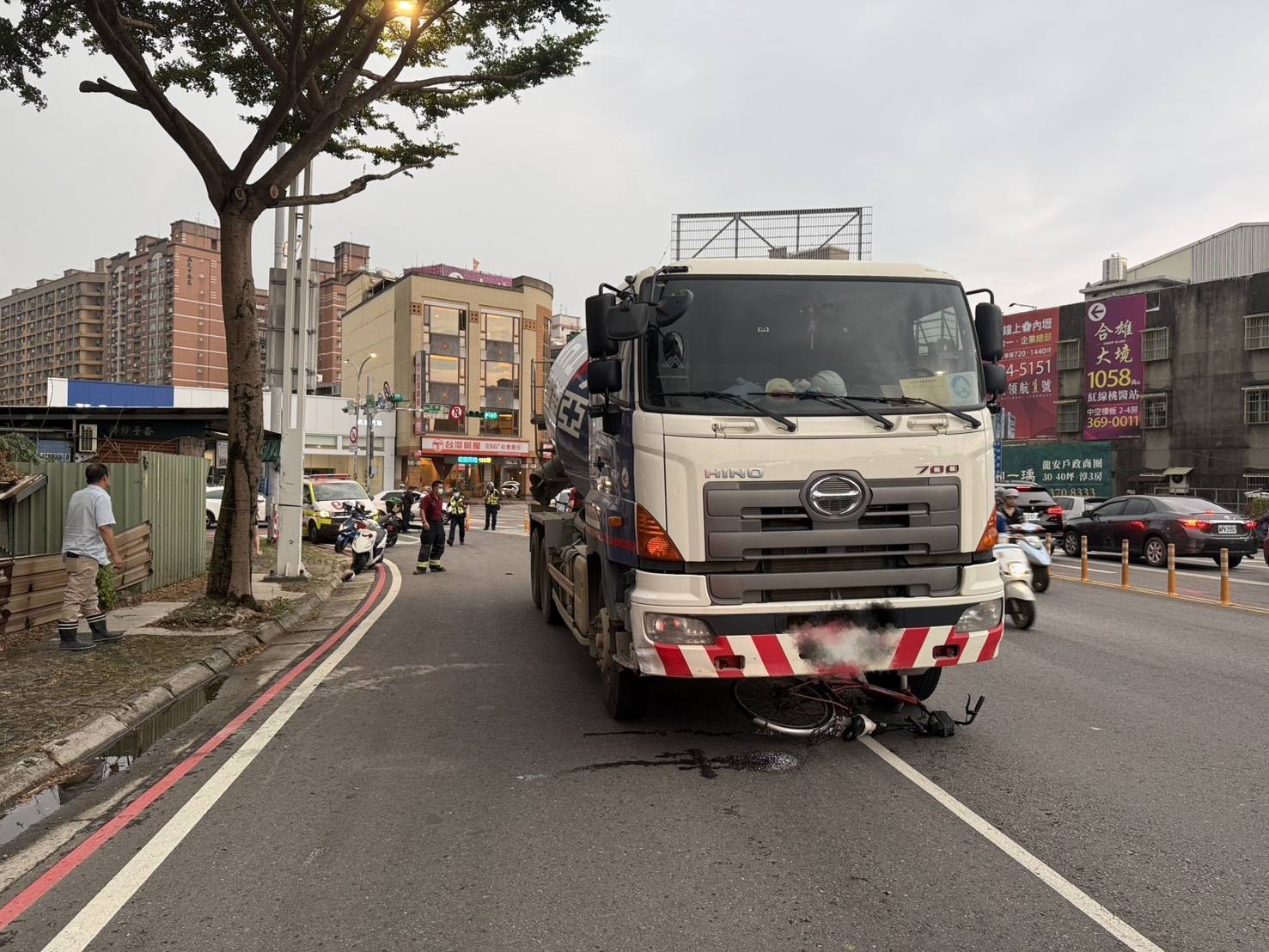 【有片】桃園死亡車禍!大貨車右轉撞上腳踏車 騎士傷重不治 2303671 0