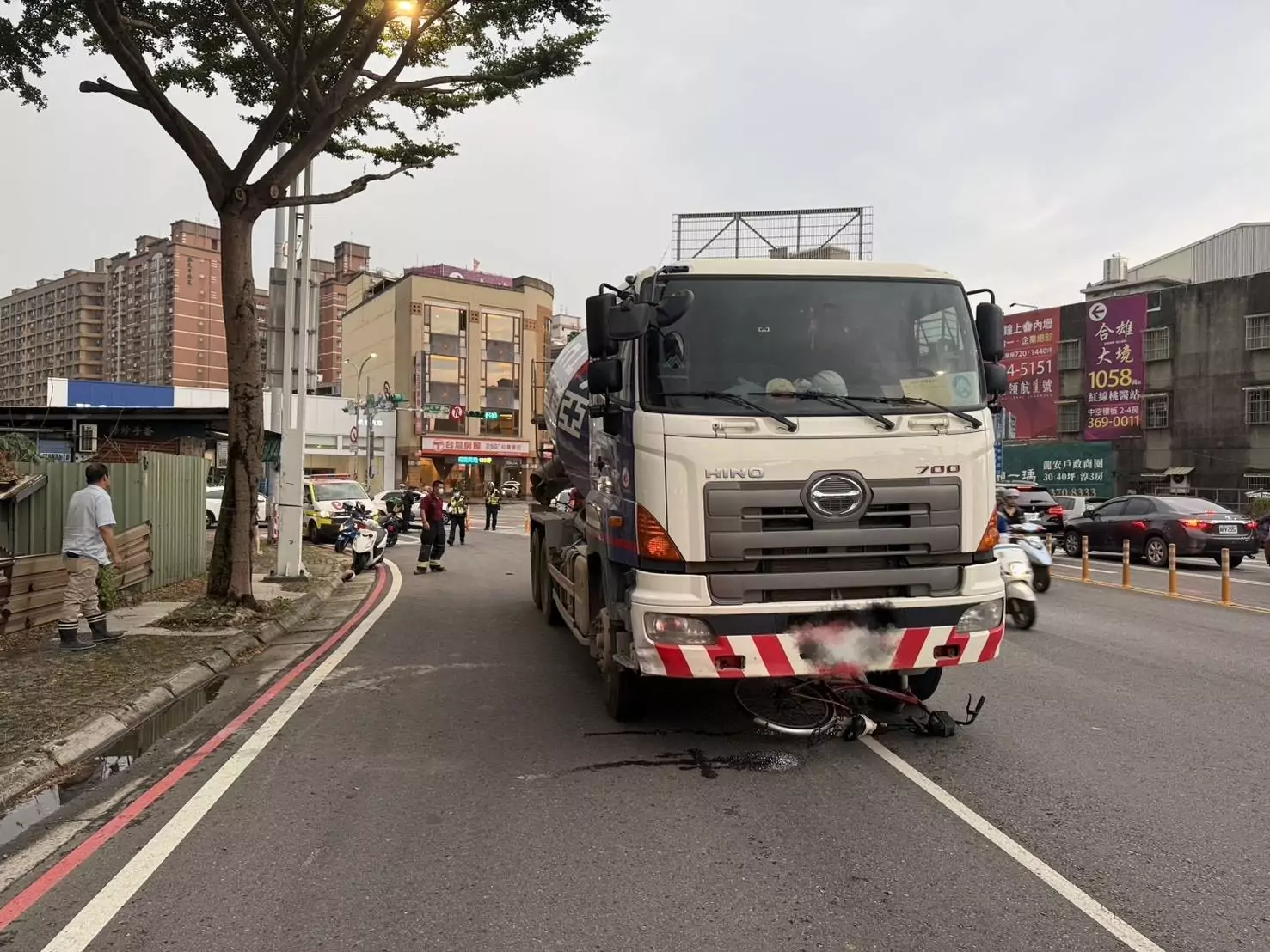 【有片】桃園死亡車禍!大貨車右轉撞上腳踏車 騎士傷重不治 【有片】桃園死亡車禍!大貨車右轉撞上腳踏車 騎士傷重不治