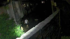 桃園通緝犯闖紅燈遇警盤查 跳大排逃逸反摔傷落網