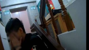 桃園通緝犯逃跑竟得意歡呼 下秒遭警噴辣椒水狼狽落網