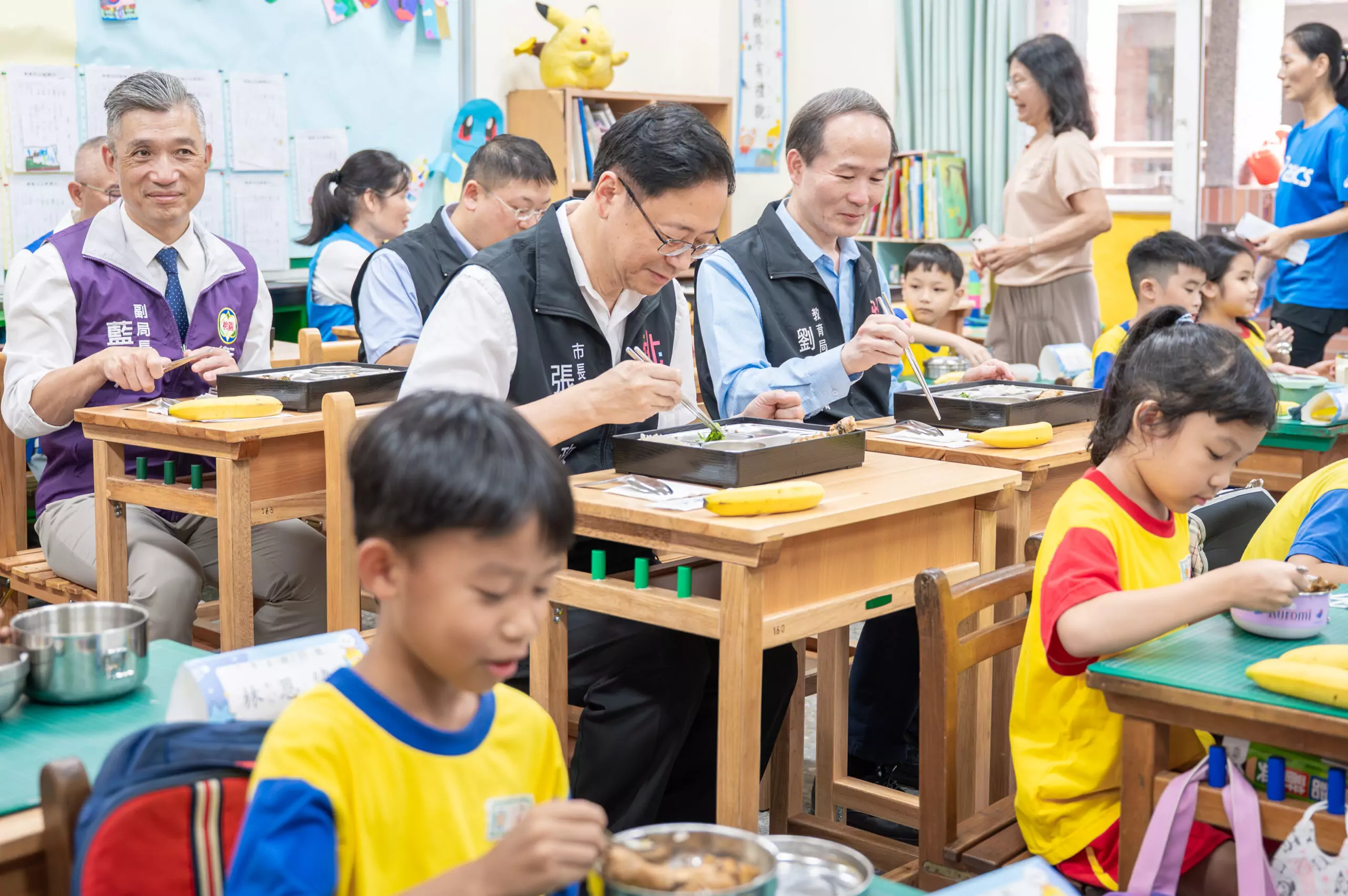 張善政體驗國小營養午餐 承諾嚴格把關供餐來源 張善政體驗國小營養午餐 承諾嚴格把關供餐來源