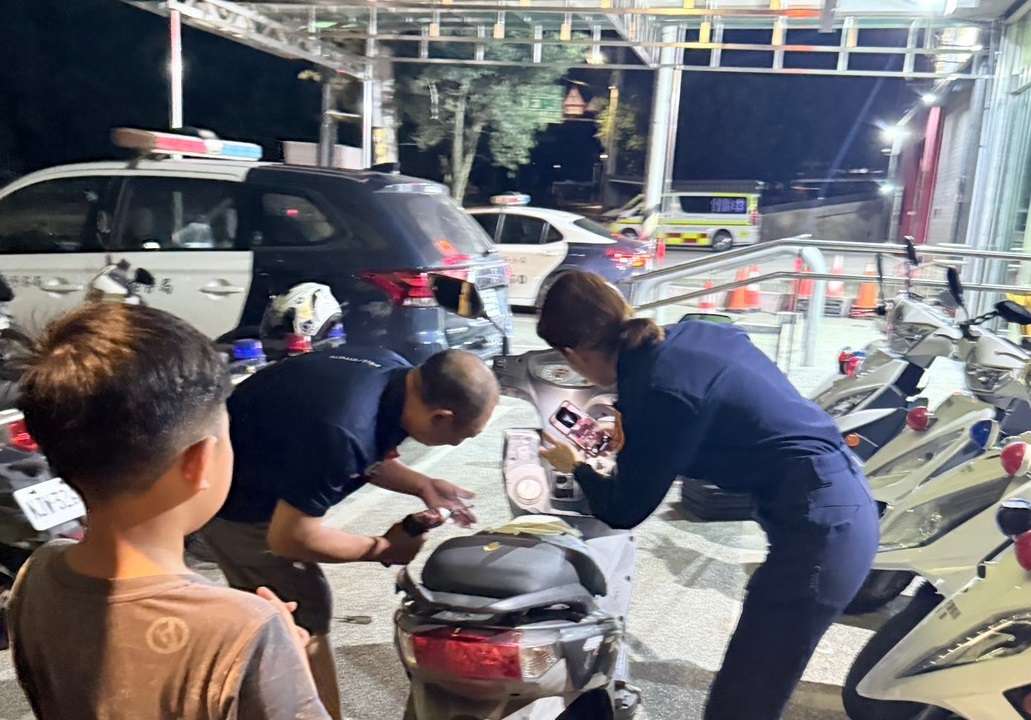 男子到楊梅工作遇1窘境無法返家 員警攜手機車行老闆即刻救援