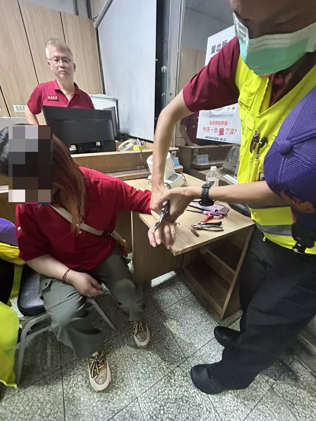 桃園婦銀戒指卡住拔不掉!龍岡消防分隊出動器材剪斷 2908410