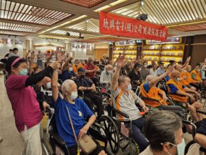 欣興電子送暖桃園榮家 長輩體驗穴位按摩與精油舒壓