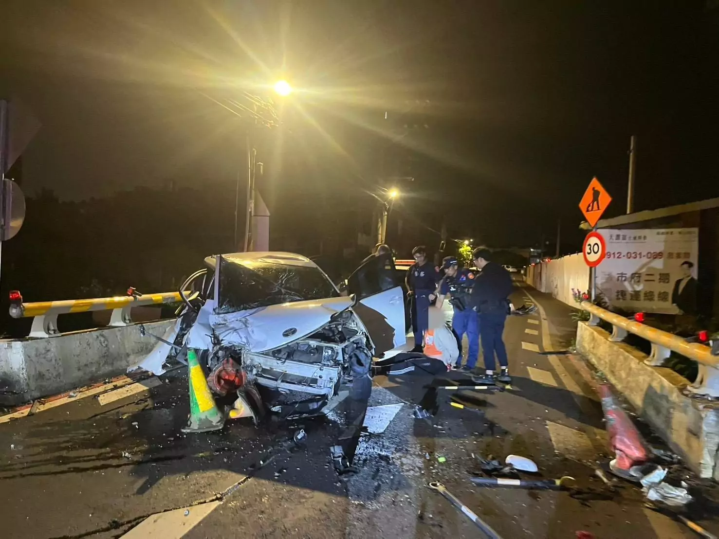 大園詐騙車手逃亡過程自撞橋墩 車頭撞爛狼狽落網 大園詐騙車手逃亡過程自撞橋墩 車頭撞爛狼狽落網
