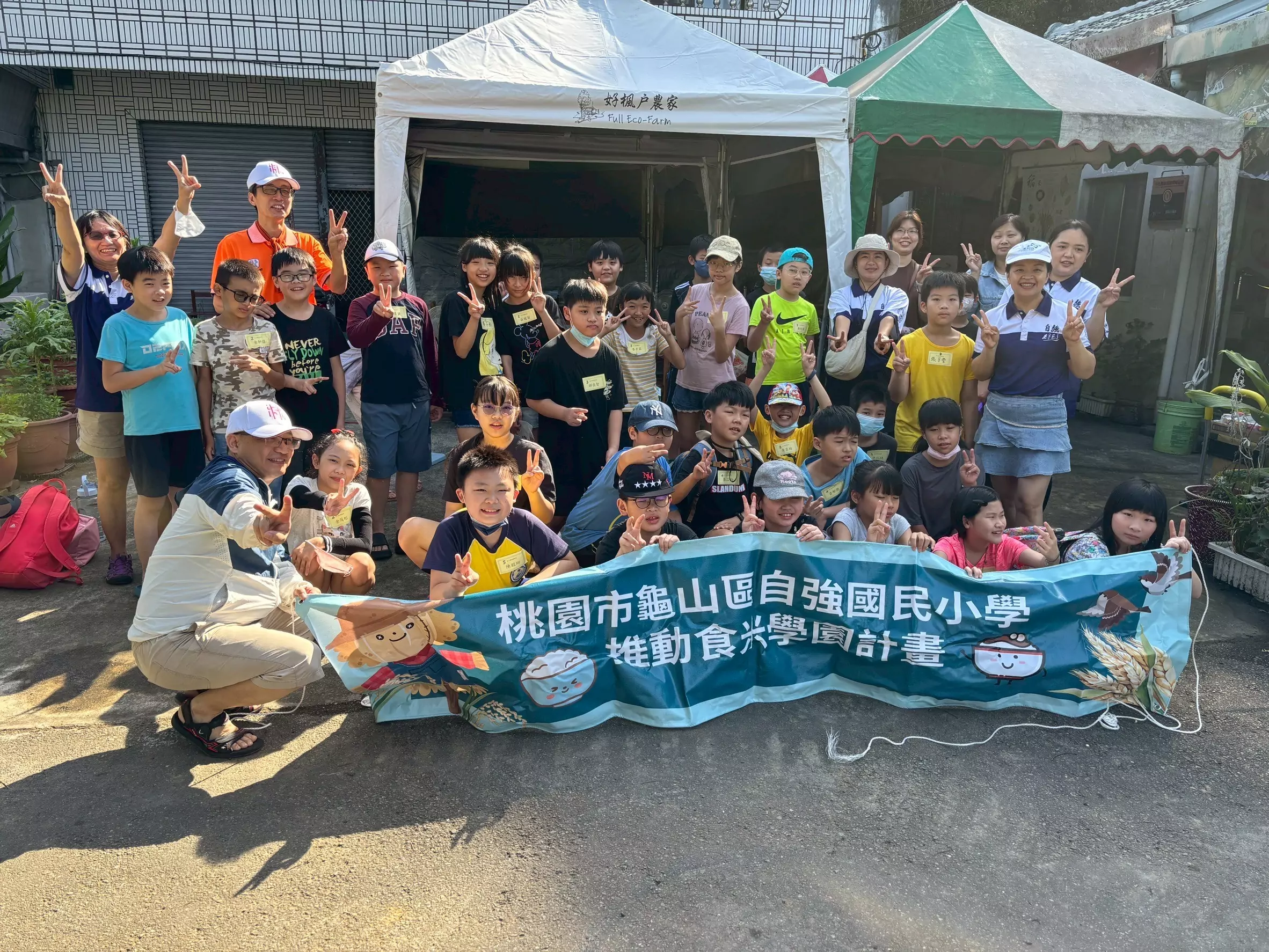 自強國小食米教育體驗當農夫 學童赤腳插秧培養惜食觀念 自強國小食米教育體驗當農夫 學童赤腳插秧培養惜食觀念