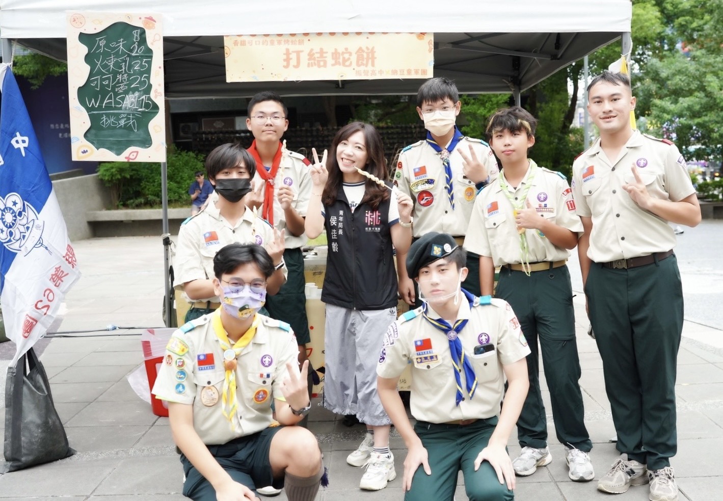 桃園青年局舉辦校園社團微市集 學生創意料理獲好評 4、青年局侯佳齡局長與振聲高中納豆童軍社合影 0