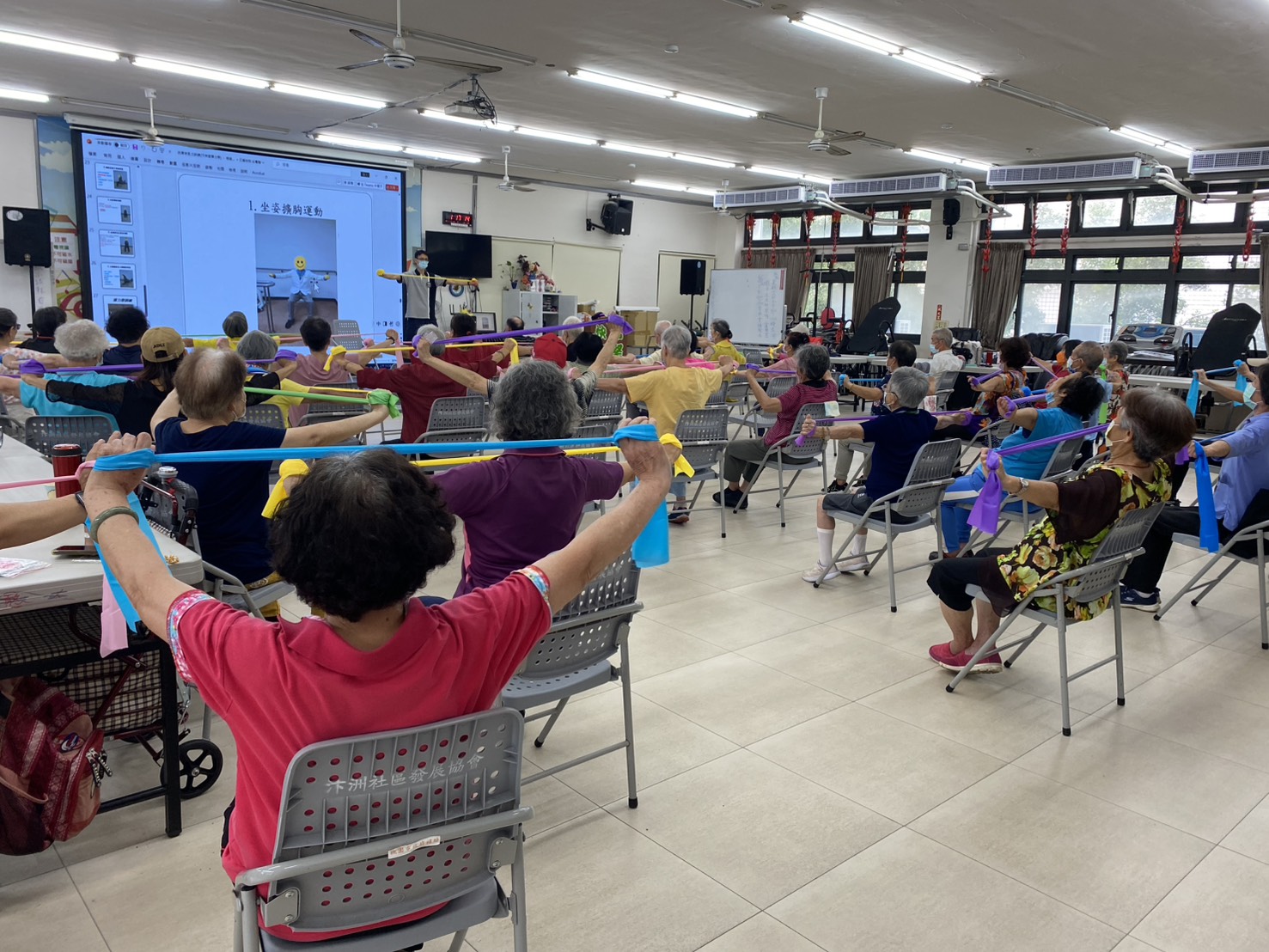 4圖五：於鄰近里別辦理健康促進活動，同時提供量測血壓血糖及長者量六力服務。 0